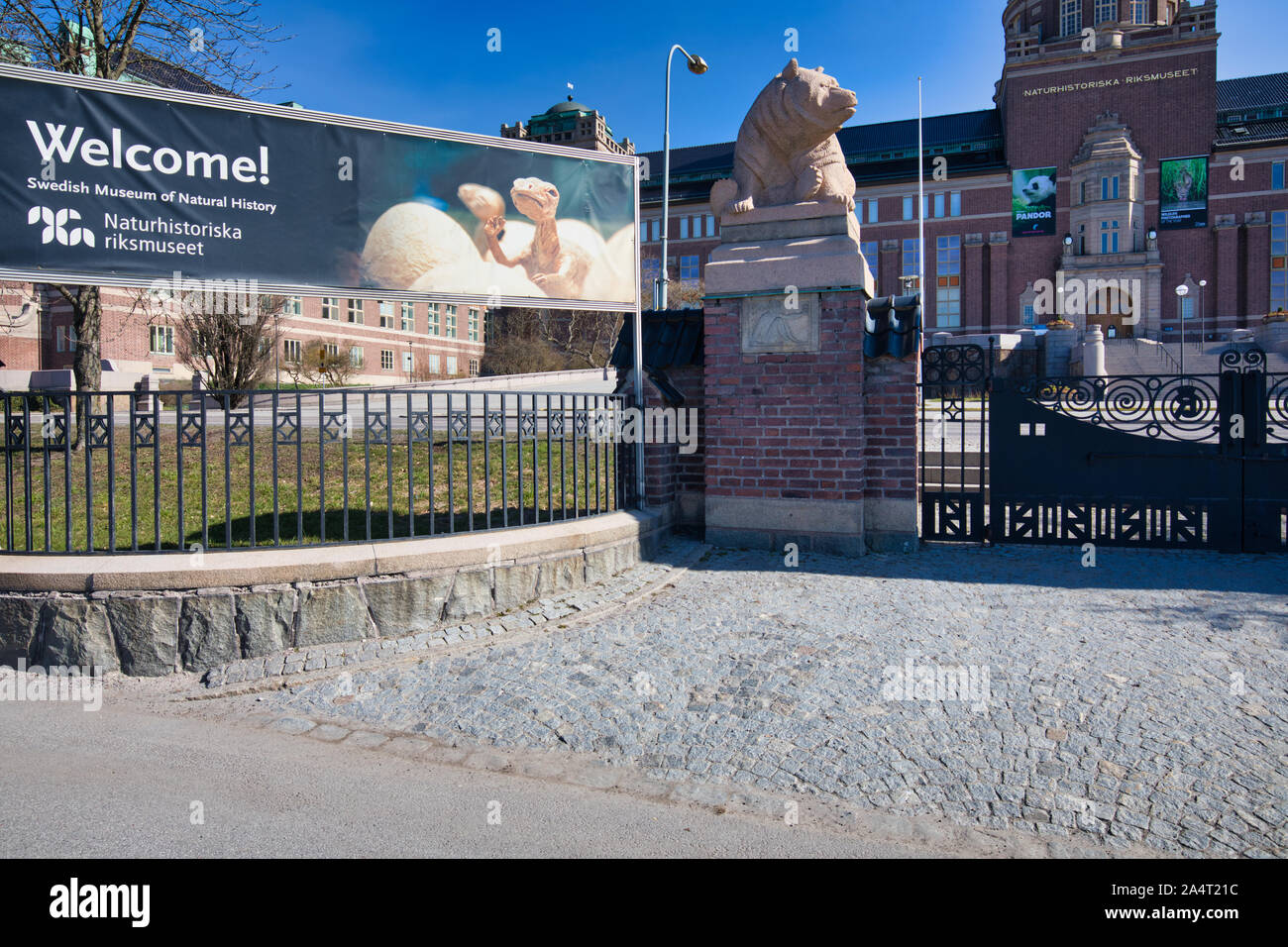 Recare la scultura al di fuori della Swedish Regio Museo di Storia Naturale (Naturhistoriska Riksmuseet), Frescati, Stoccolma, Svezia Foto Stock