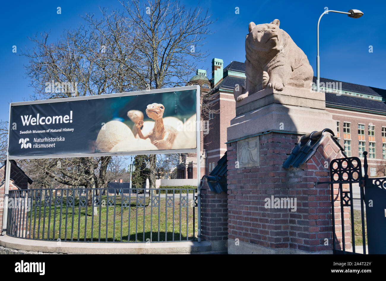 Recare la scultura al di fuori della Swedish Regio Museo di Storia Naturale (Naturhistoriska Riksmuseet), Frescati, Stoccolma, Svezia Foto Stock