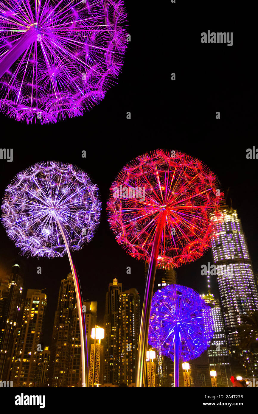 Metallo tarassaco sculture sono parte della moderna arte di strada in Dubai. Lampade stradali nella piazza centrale. Foto Stock