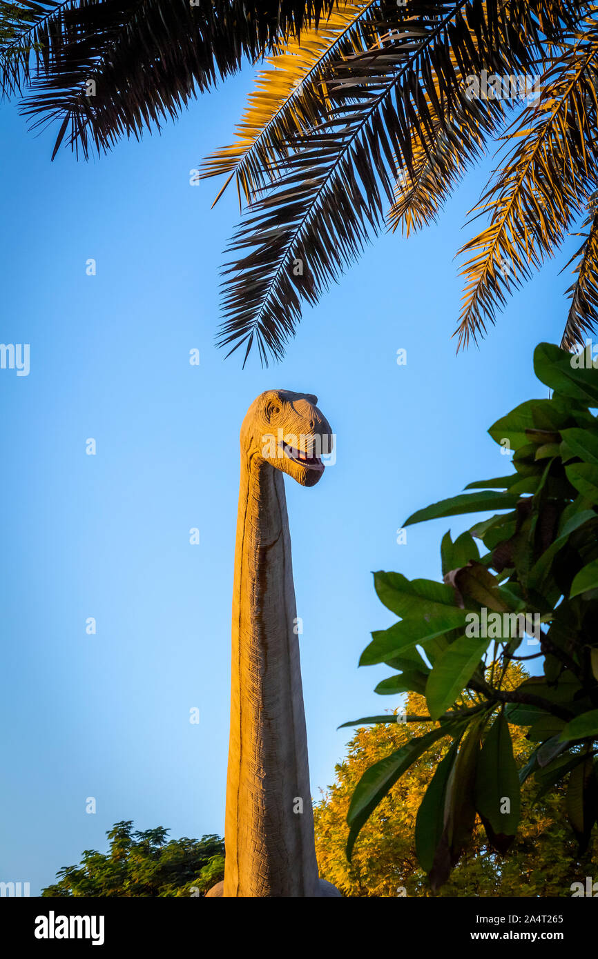 Testa di dinosauro su un collo lungo in un parco divertimenti, un museo storico. Foto Stock