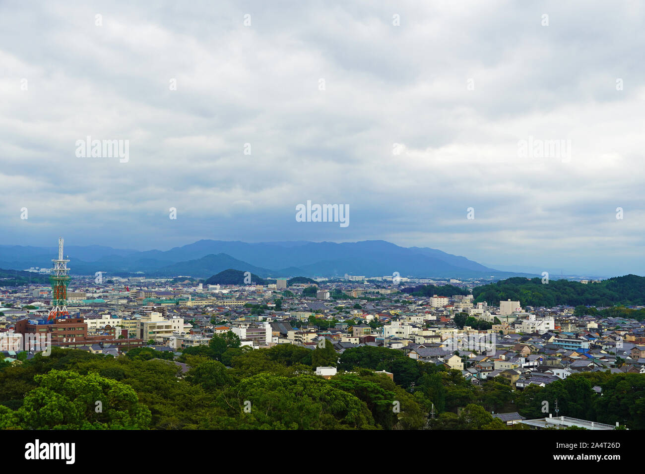 Il panorama di una città orientale che è circondata dalle montagne Foto Stock