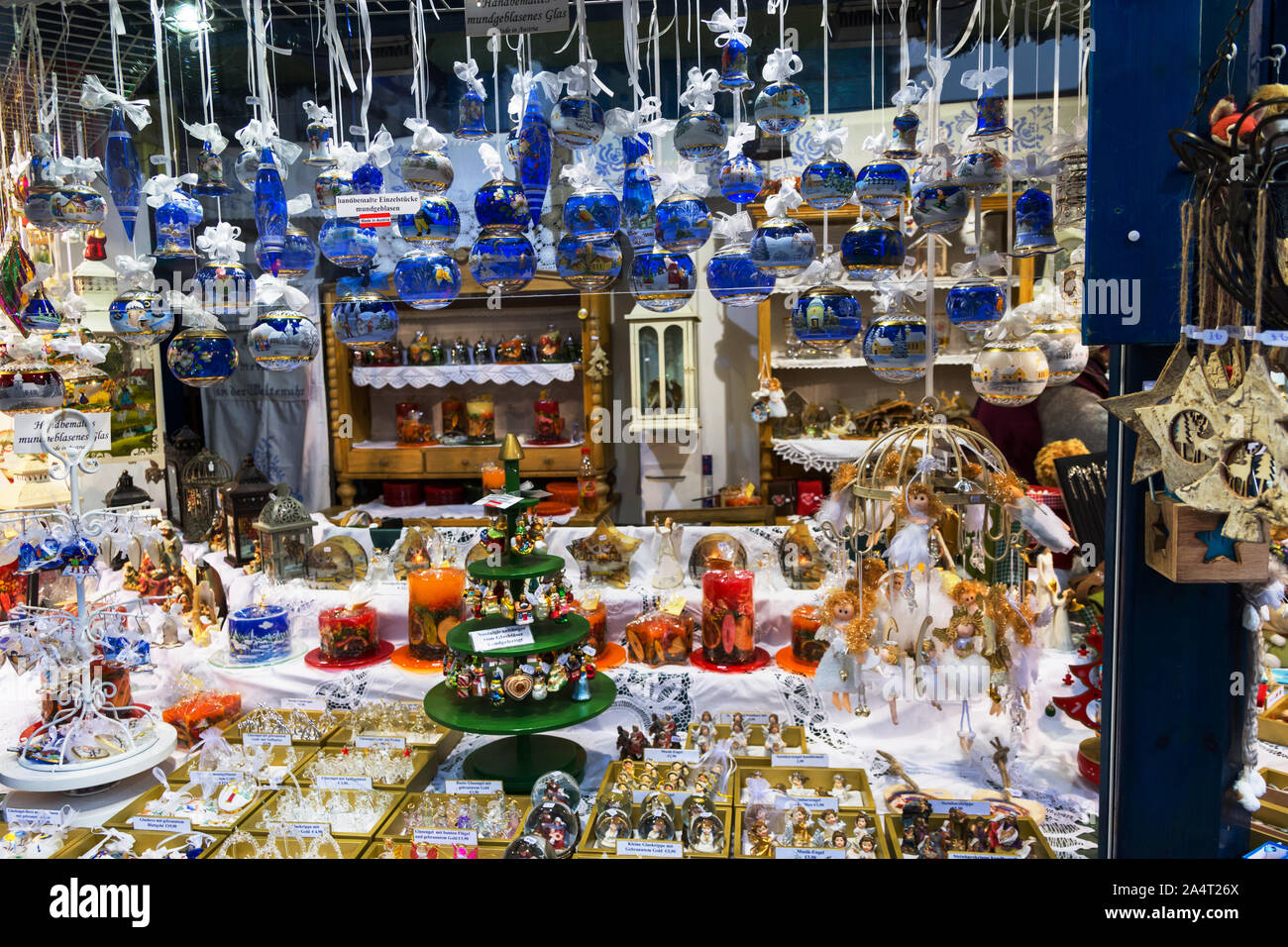 Austria-Linz - 6 Dicembre 2018: lavorati a mano artigianale di blu e bianco crystal golden e silver e dipinto di palle di vetro decorazioni ornamenti appesi a Cristo Foto Stock