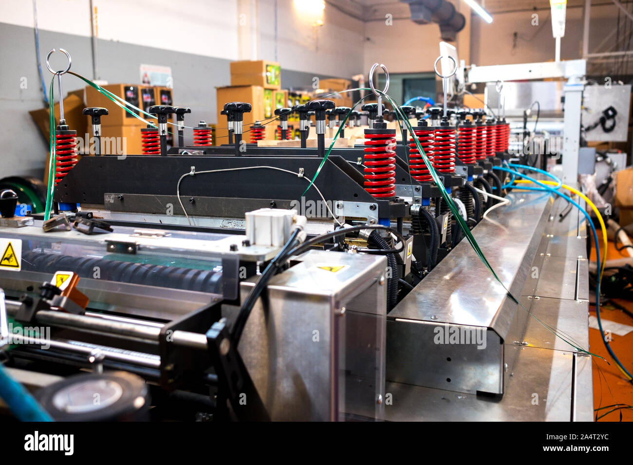 Automatico piatto di plastica Sacchi a fondo la creazione e la macchina da stampa in moderni stabilimenti, degli imballaggi in plastica è sindaco industriale nel settore manifatturiero Foto Stock