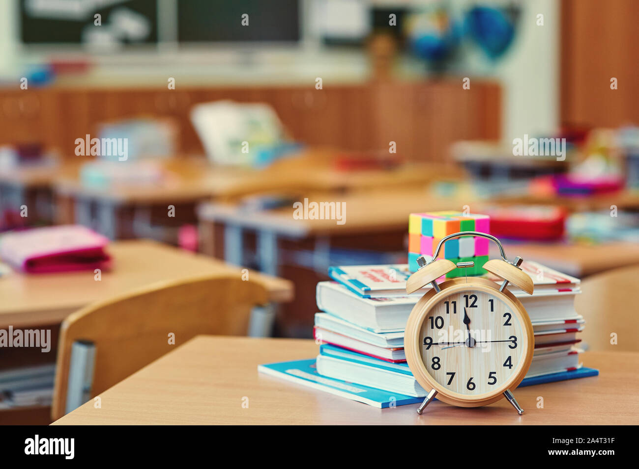 Gli studenti hanno preso una pausa. Aula vuota e sveglia. Sfondo con copia spazio. Foto Stock