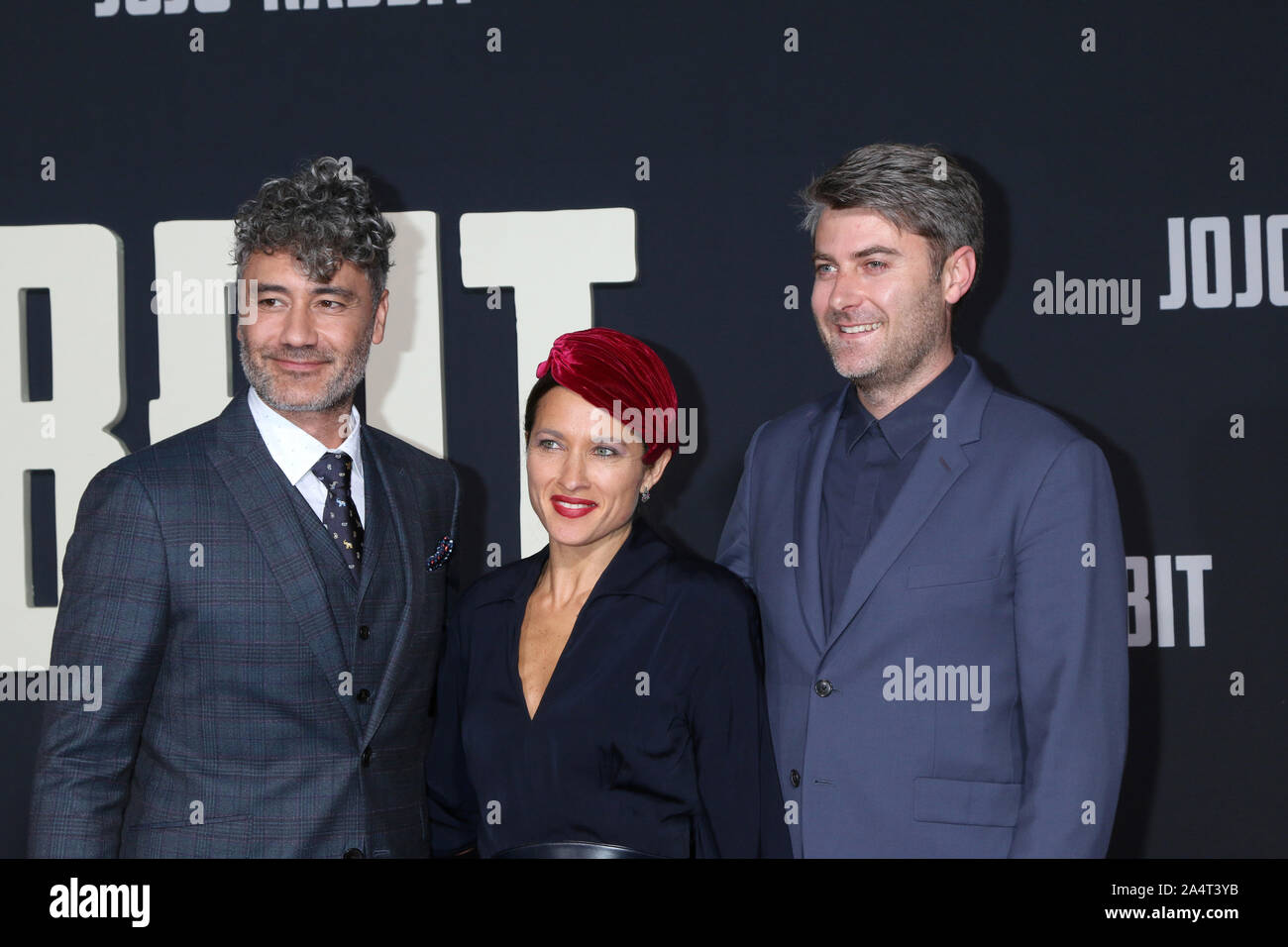 Ottobre 15, 2019, Los Angeles, CA, Stati Uniti d'America: LOS ANGELES - Ott 15: Taika Waititi, Chelsea Winstanley, Carthew Neal al ''Jojo Coniglio'' Premiere presso la American Legion Post 43 il 15 ottobre 2019 a Los Angeles, CA (credito Immagine: © Kay Blake/ZUMA filo) Foto Stock