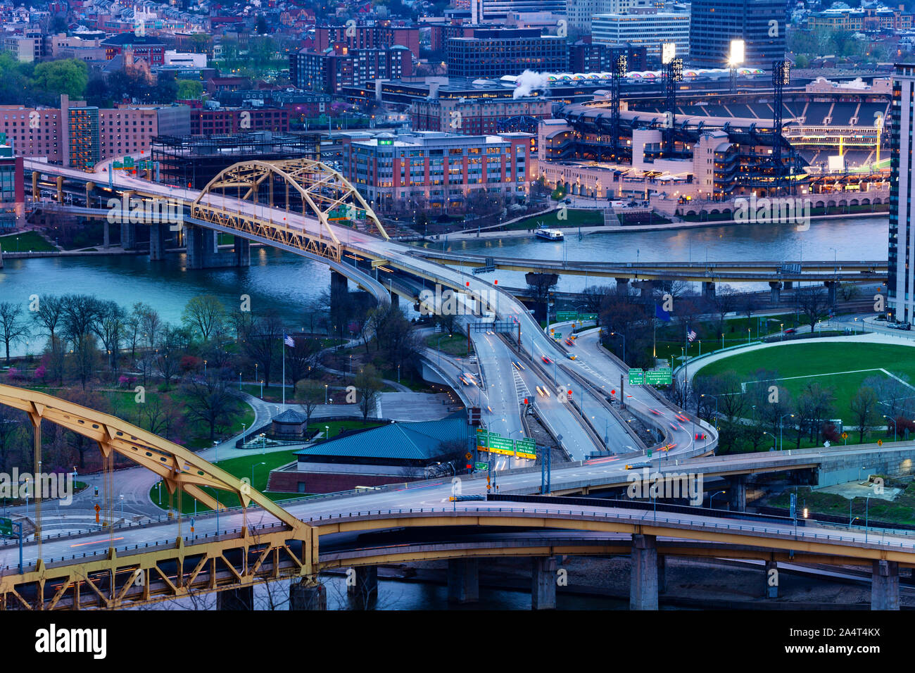 Tempo di crepuscolo vista Parkway highway road over Point State Park, Pittsburg, Pennsylvania, STATI UNITI D'AMERICA Foto Stock