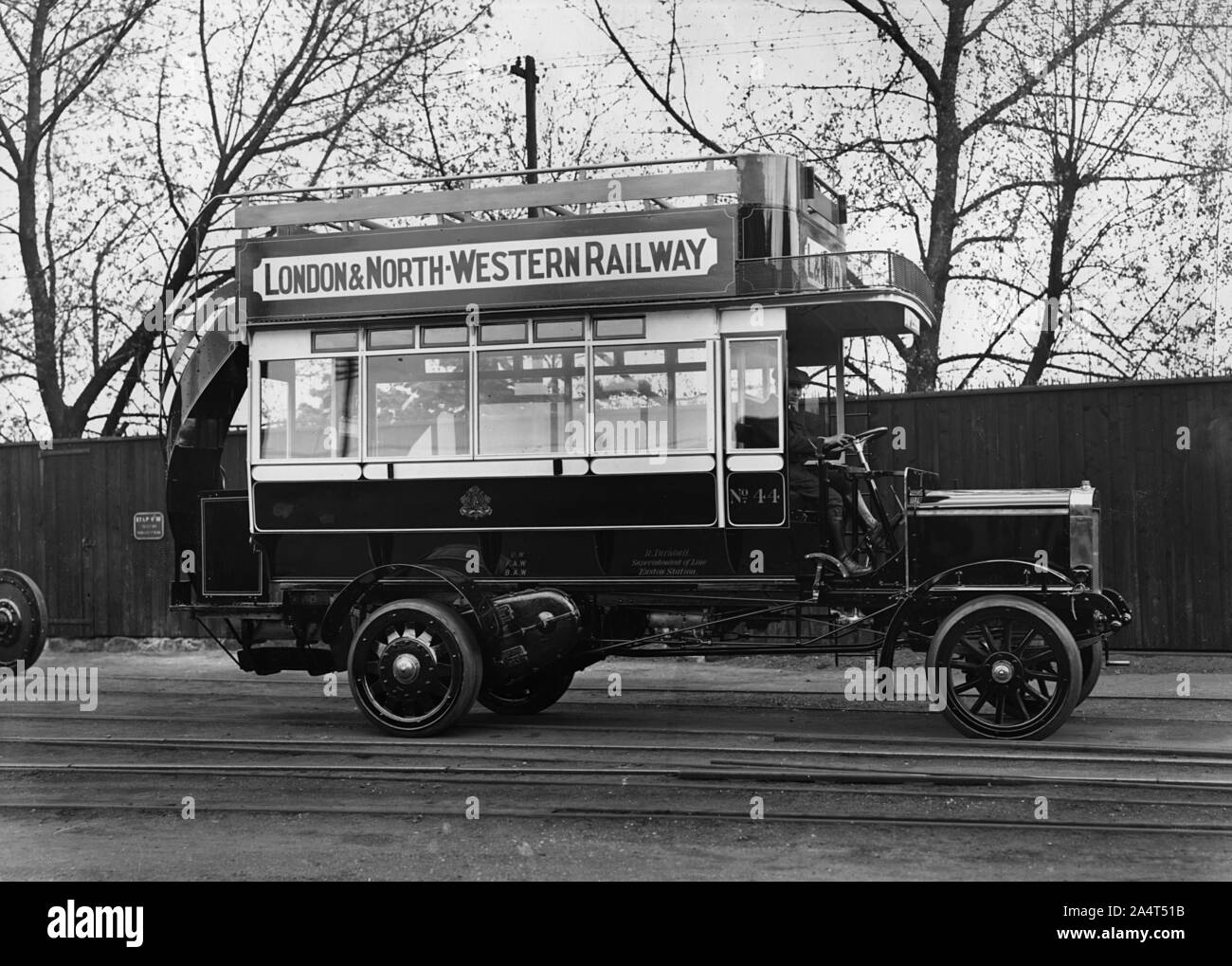 1910 Commer bus per LNWR. Foto Stock
