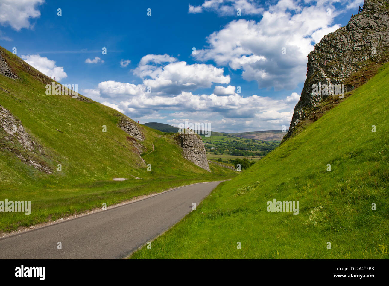 Stretta strada attraverso Winnats Pass una ripida gola di calcare nel Peak District, Derbyshire, Inghilterra Foto Stock