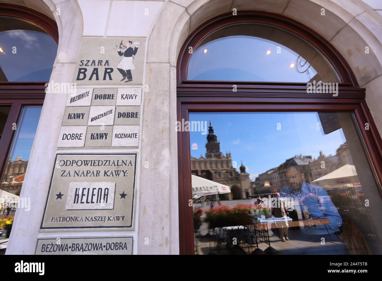 Cracovia. Cracovia. La Polonia. Esterno il vecchio muro vintage segno dipinto di 'Szara bar' nella Piazza del Mercato, il centro della Città Vecchia. Foto Stock