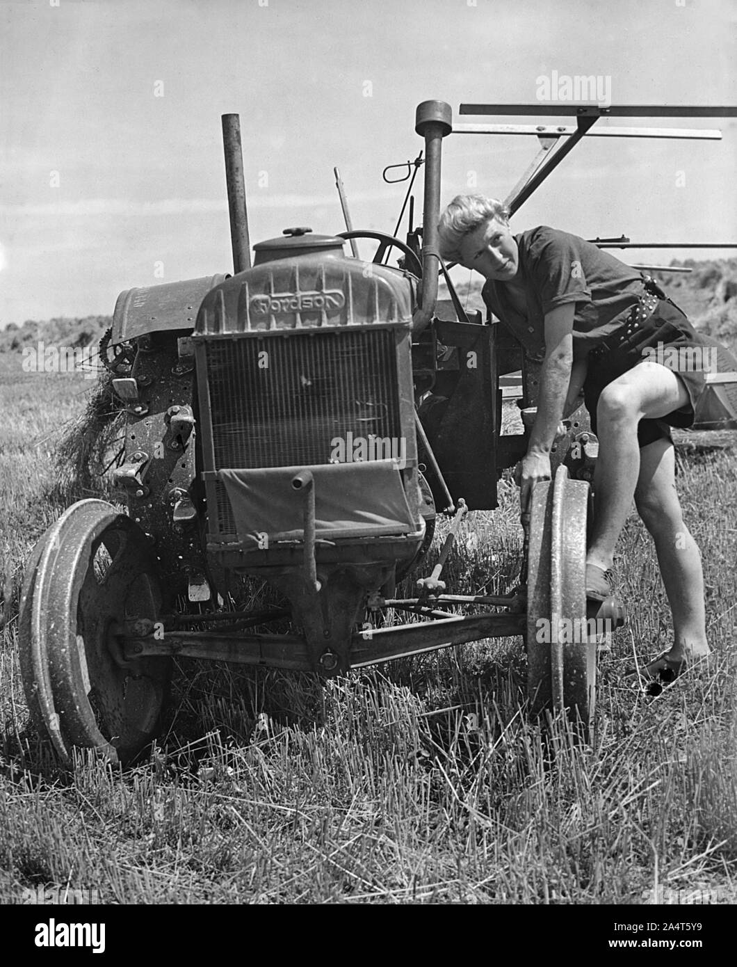 Fordson trattore, con terreni ragazza 1940's. Foto Stock