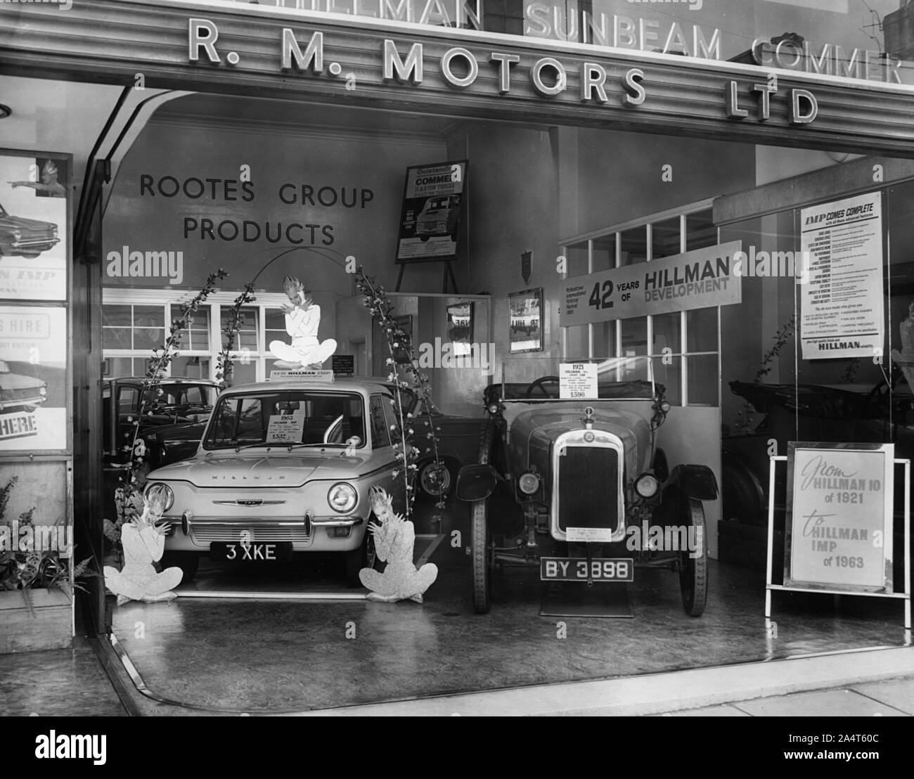 1921 Hillman 10.5 hp con Hillman Imp sul motore stand della mostra. Foto Stock