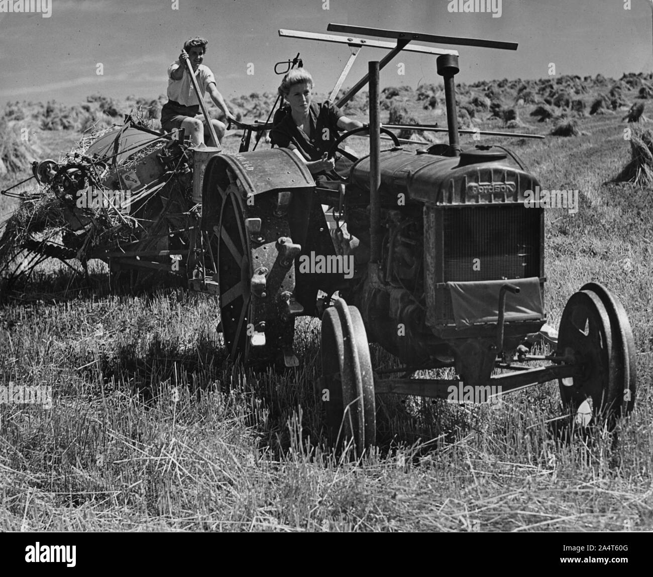 Fordson trattore, con ragazze terra quaranta. Foto Stock