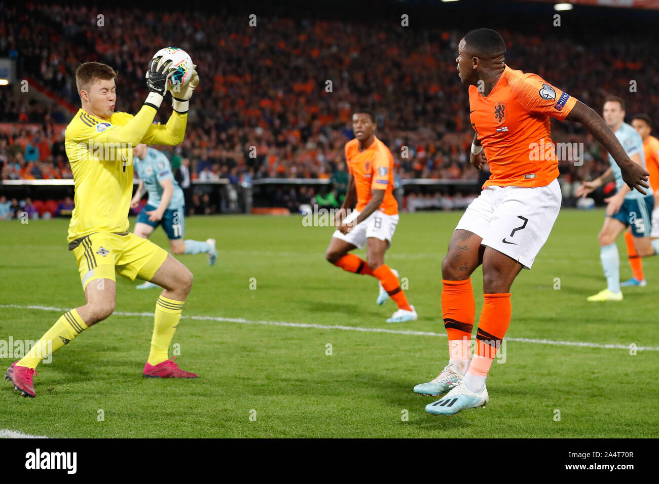 10 ottobre 2019 Rotterdam, la partita olandese di qualificazione europea di calcio Paesi Bassi contro Irlanda del Nord Kwalificatieronde EK 2020 portiere Bailey Peacock-Farrell dell'Irlanda del Nord, Steven Bergwijn dei Paesi Bassi Foto Stock