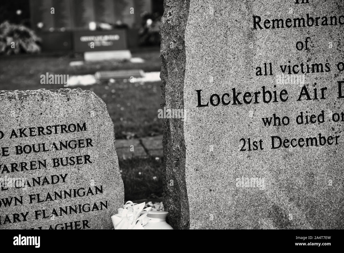 Immagine in bianco e nero di memorial lapidi a Lockerbie Giardino della Rimembranza, Dryfesdale cimitero, Lockerbie, Dumfries and Galloway, Scozia Foto Stock