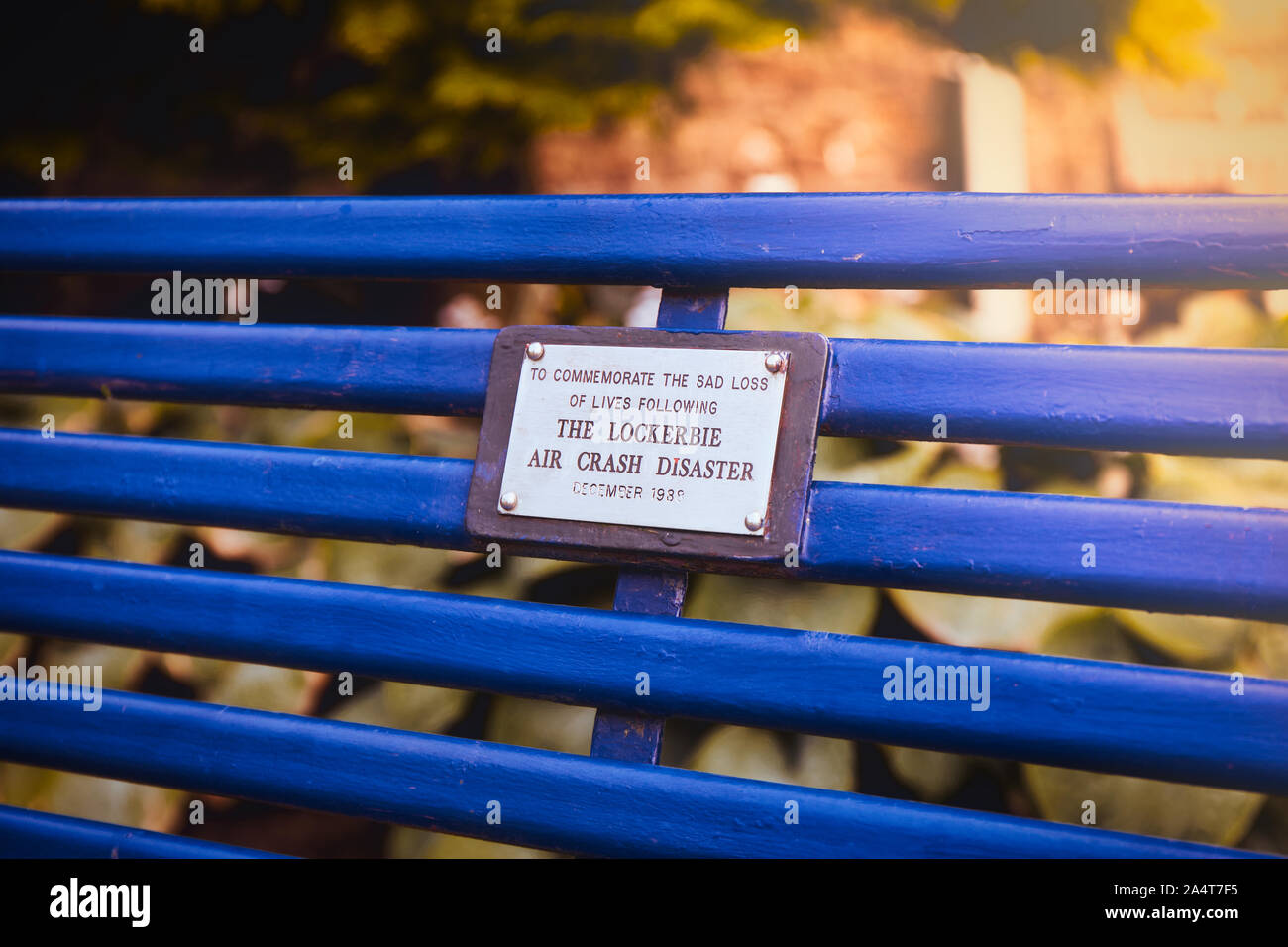 La placca sul sedile memoriale per le vittime di Lockerbie incidente aereo disastro di Lockerbie, Dryfesdale cimitero, Dumfries and Galloway, Scozia Foto Stock