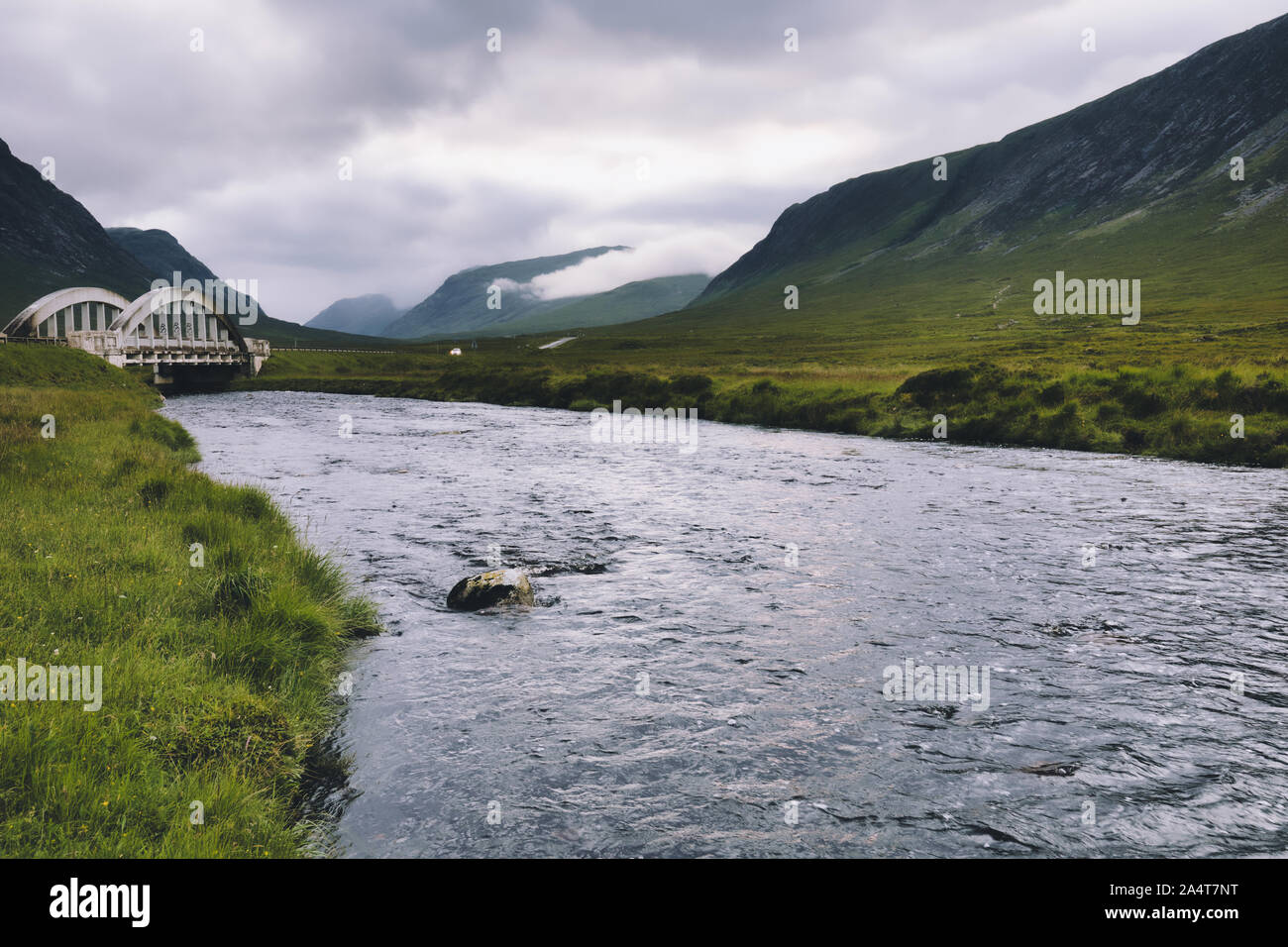 Fiume che scorre attraverso il misty Highlands scozzesi al crepuscolo, altopiani, Scozia Foto Stock