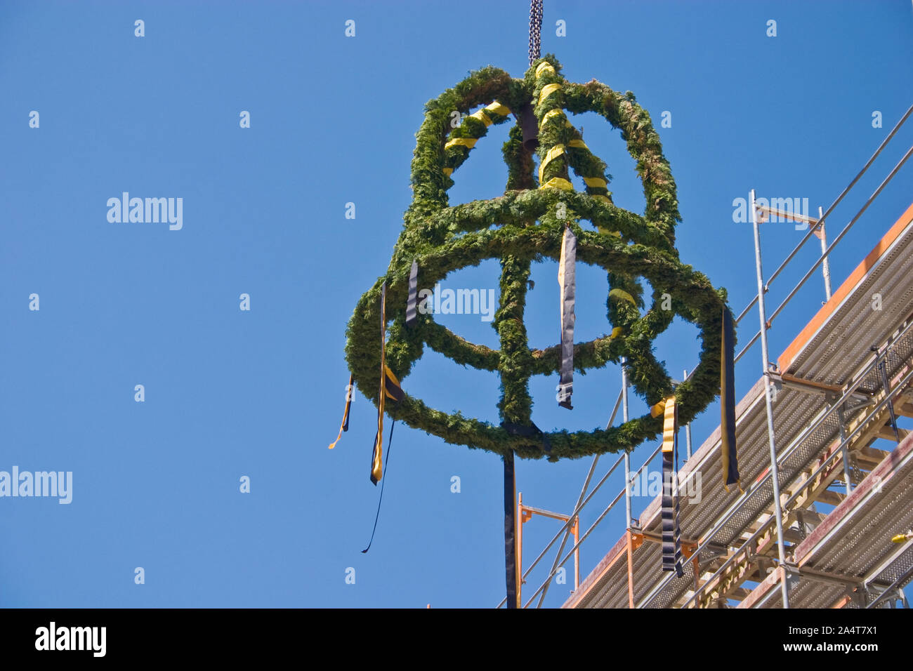Topping tradizionale fuori cerimonia al sito in costruzione in Germania, Europa Foto Stock