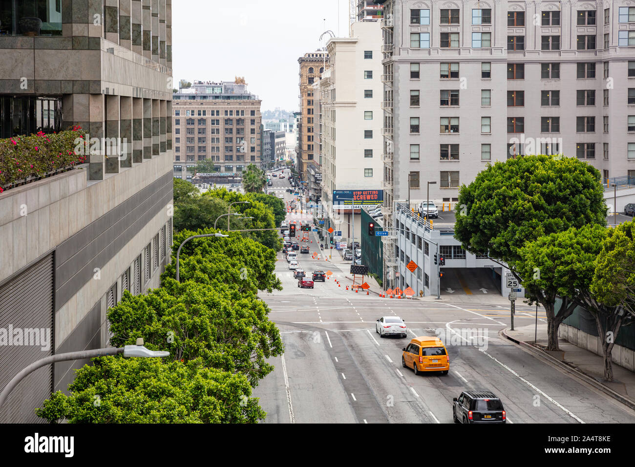 Los Angeles, California, USA. Giugno 2, 2019. Vista sopra di oliva Street nel centro cittadino, LA. I grattacieli e il traffico in città sullo sfondo. Foto Stock