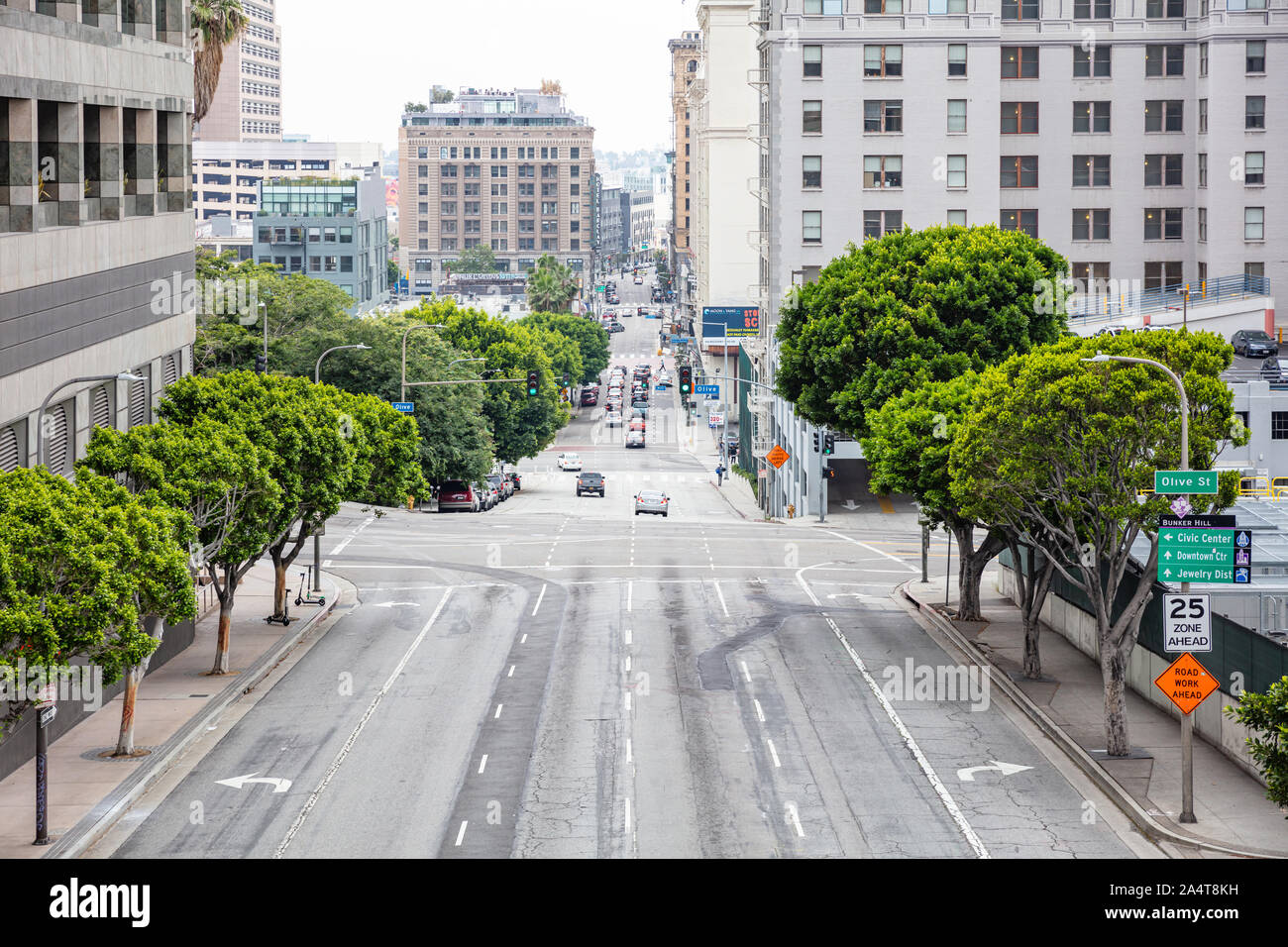 Los Angeles, California, USA. Giugno 2, 2019. Vista sopra di oliva Street nel centro cittadino, LA. I grattacieli e il traffico in città sullo sfondo. Foto Stock