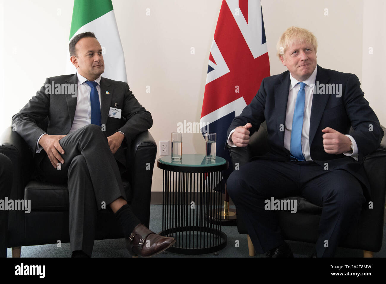 Il primo ministro Boris Johnson (destra) incontra il Taoiseach Leo Varadakar alla 74a sessione dell'Assemblea generale delle Nazioni Unite, presso la sede delle Nazioni Unite a New York, Stati Uniti d'America. Foto Stock