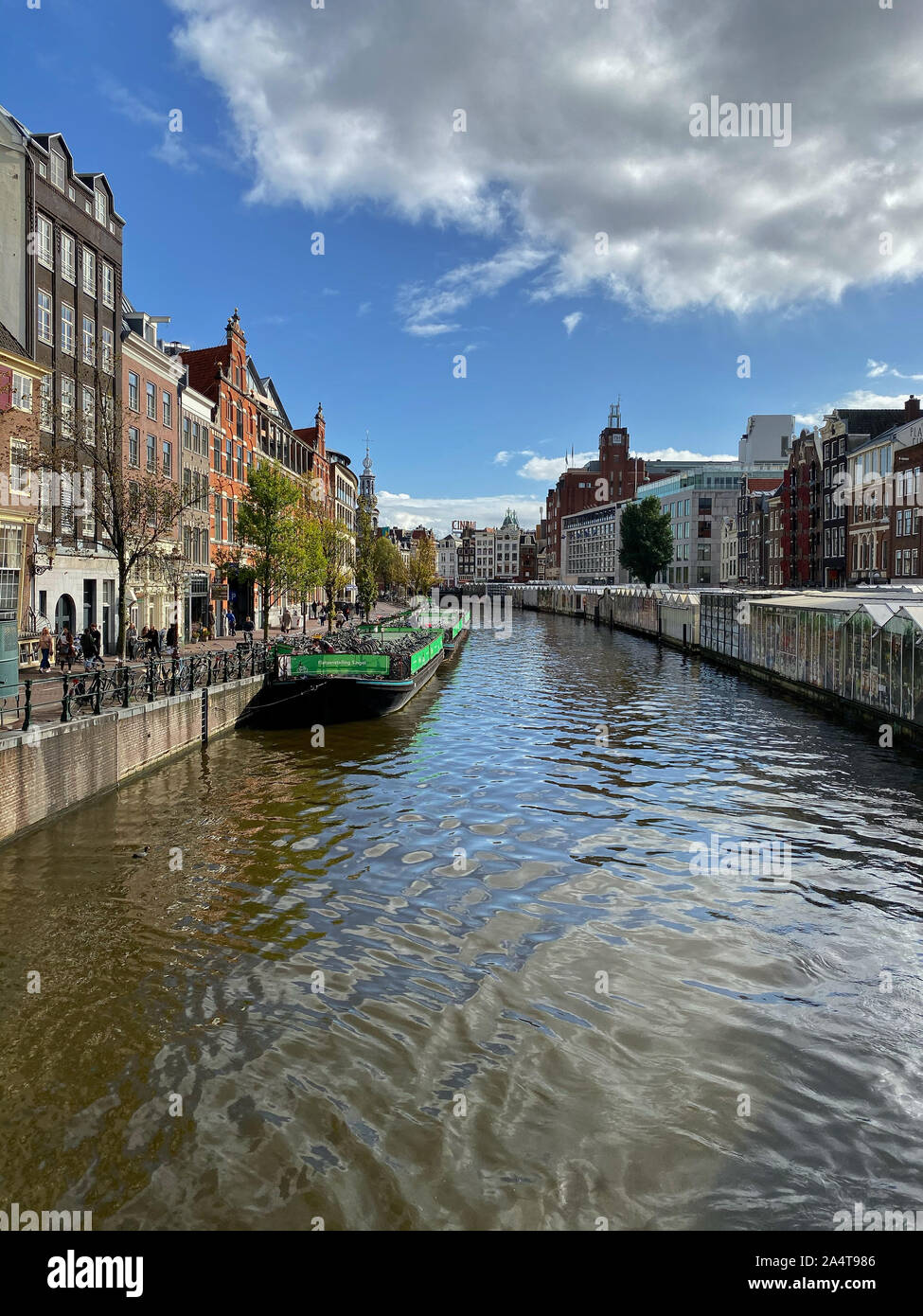 Amsterdam, Paesi Bassi - Ottobre 2,2019: Mercato dei fiori di Amsterdam. È il solo mercato dei fiori galleggiante del mondo e uno dei più fragrante Foto Stock