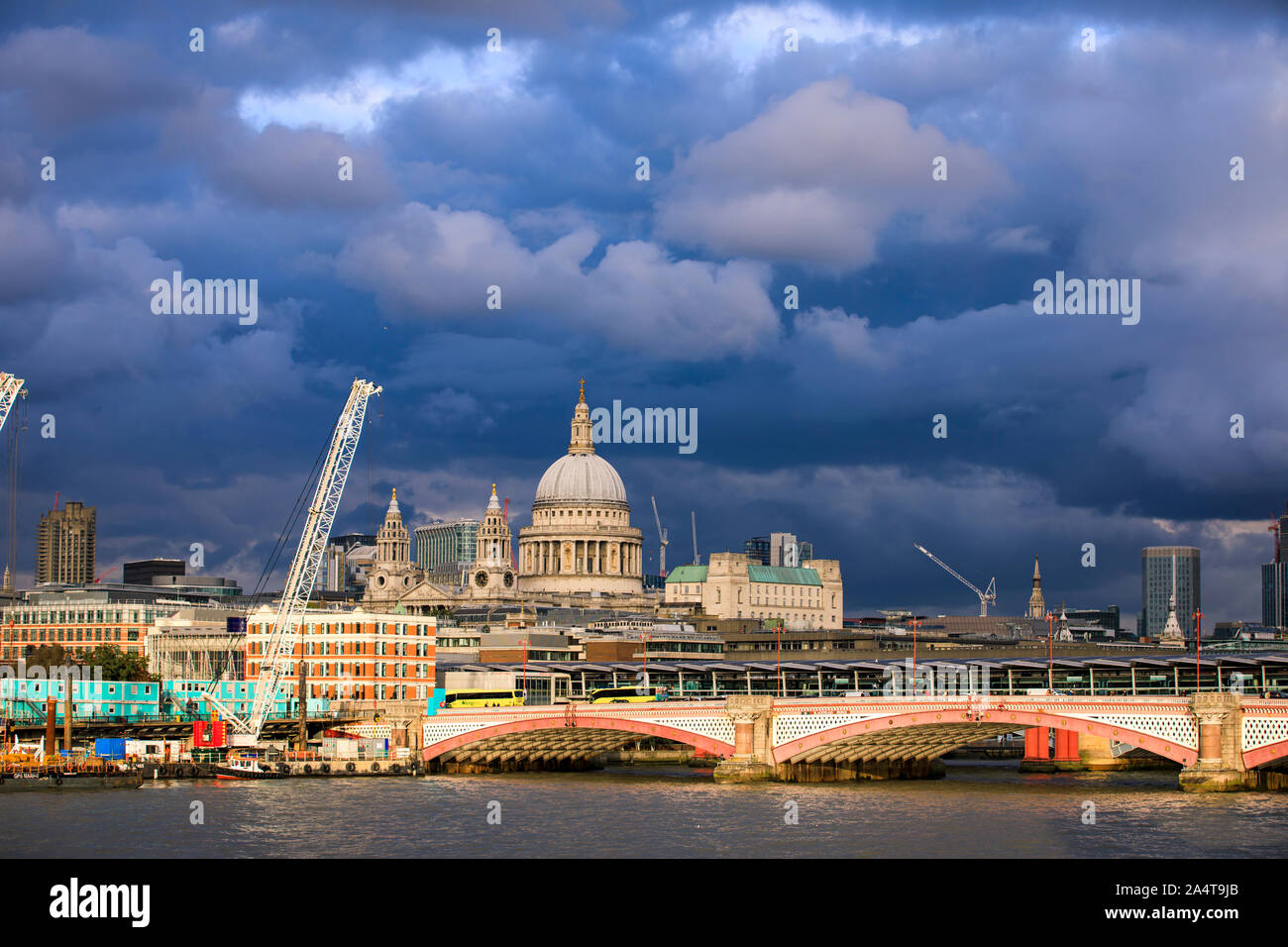 Vedute della Cattedrale di St Paul e la città di Londra durante le tempeste in Londra. Foto Stock