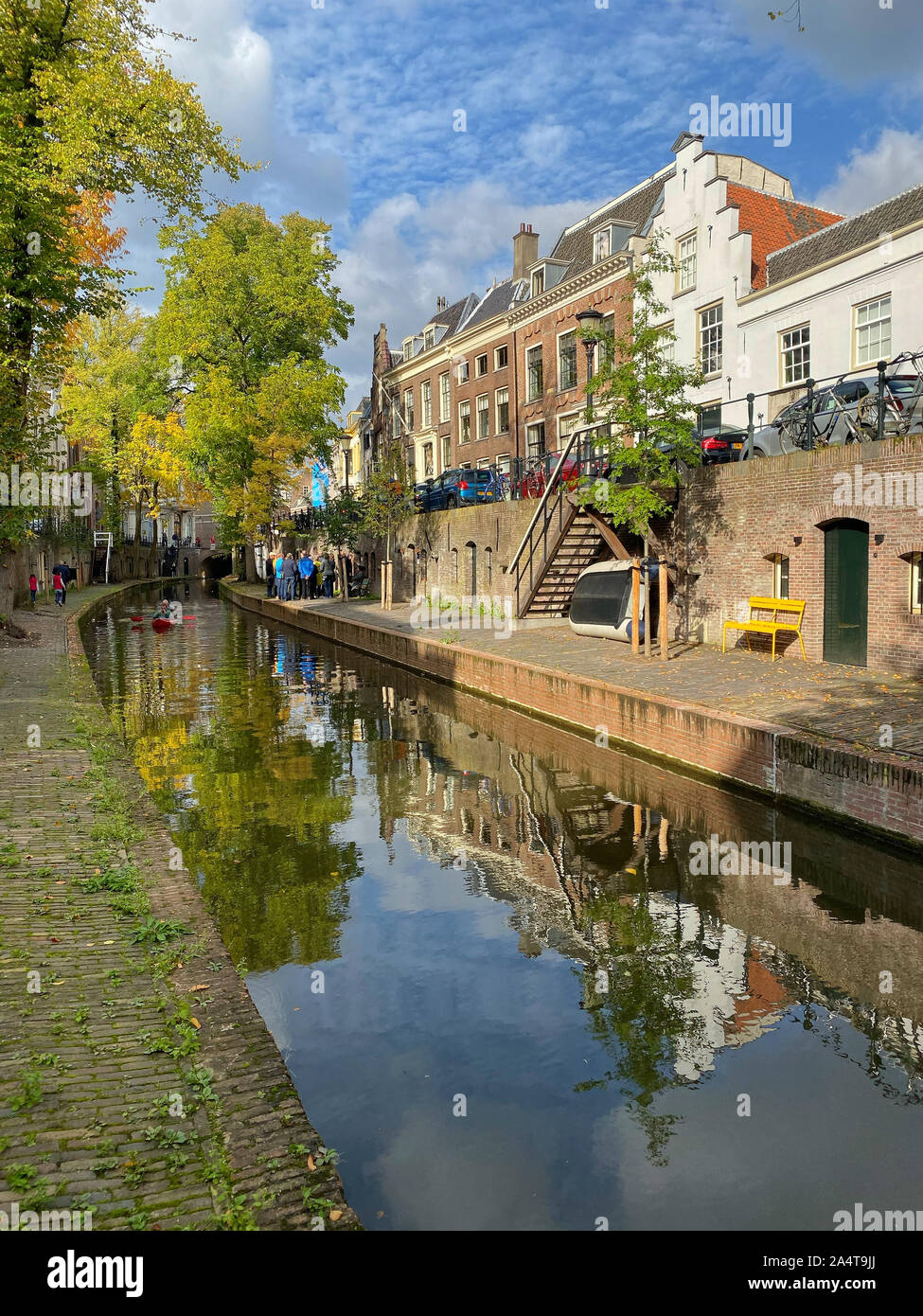 Utrecht, Paesi Bassi - Ottobre 5,2019: case tradizionali sul Oudegracht (vecchio canale) nel centro di Utrecht. Utrecht è un molto la città vecchia e il 18-23 ottobre 2004 - quarta Foto Stock