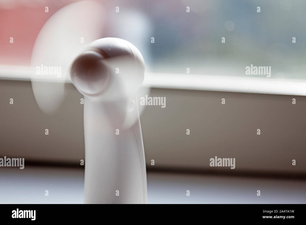 Onda di Calore al lavoro, estrarre la ventola del tavolo e metterlo nella finestra Foto Stock