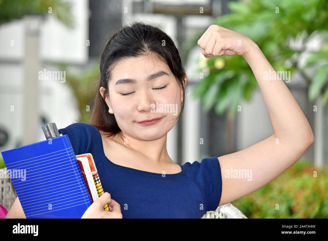 Carino cinese studente femmina e muscoli Foto Stock