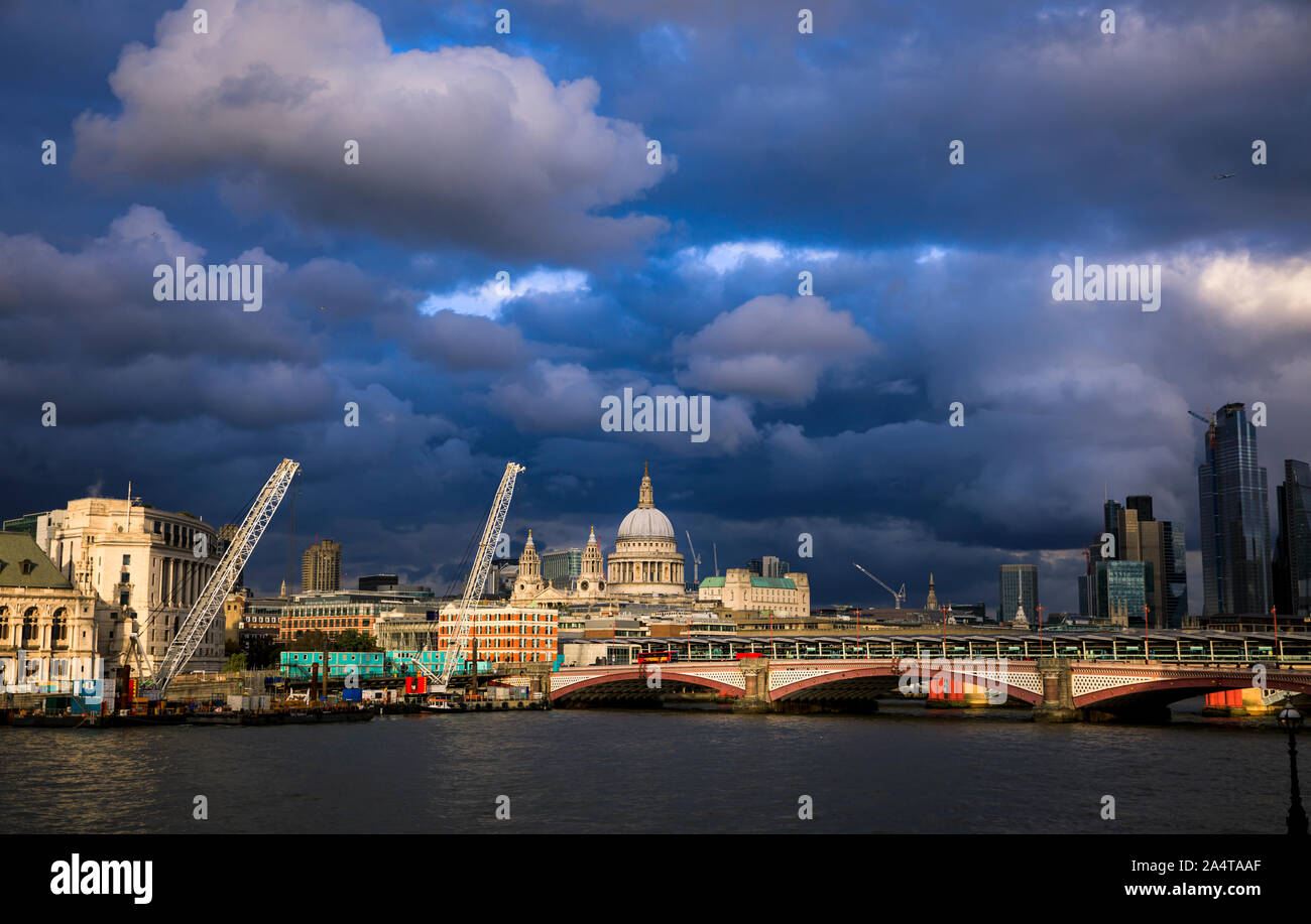 Vedute della Cattedrale di St Paul e la città di Londra durante le tempeste in Londra. Foto Stock