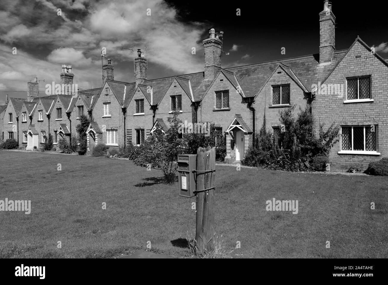 Terrazza di mattoni costruito case di villaggio Thorney, Cambridgeshire, England, Regno Unito Foto Stock