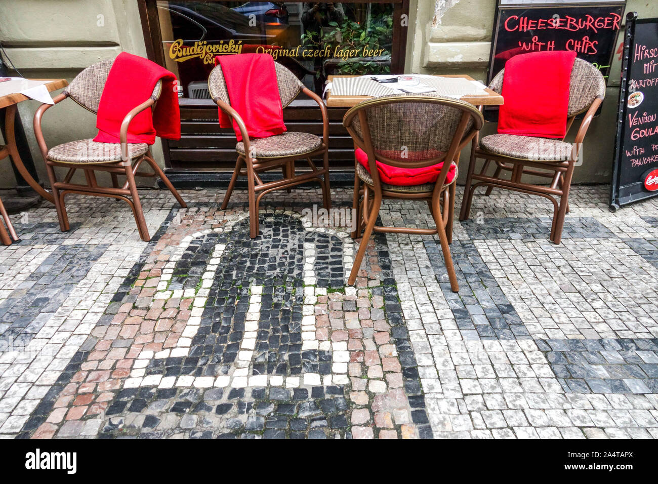 Ristorante U Golema di Praga / al Golem fuori dalla città vecchia di Josefov quartiere ebraico Praga Golem Repubblica Ceca, delinea la pavimentazione di cubi, marciapiede Foto Stock