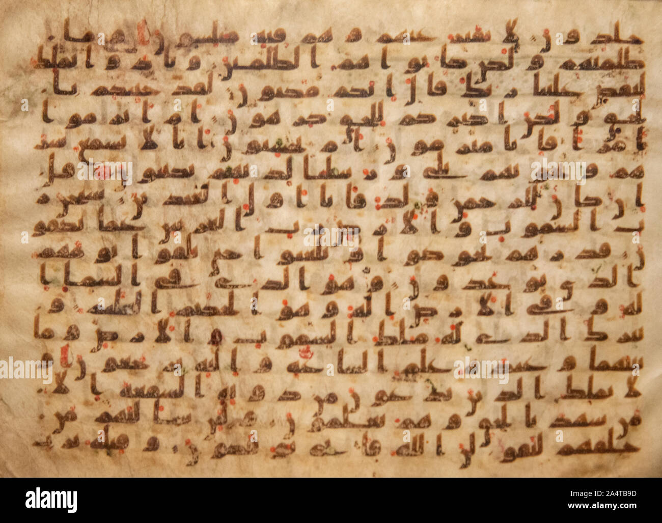 Vecchio Corano pagina dal IX secolo scritto in lingua kuffic sulla pelle di animale, tropicali museum di Amsterdam, Olanda Foto Stock