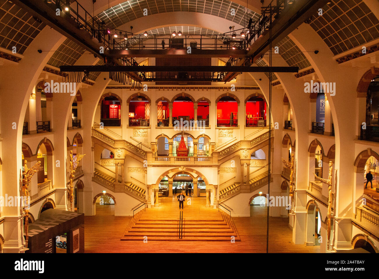 Vista in sala centrale del museo tropicale in Amsterdam, Olanda Foto Stock