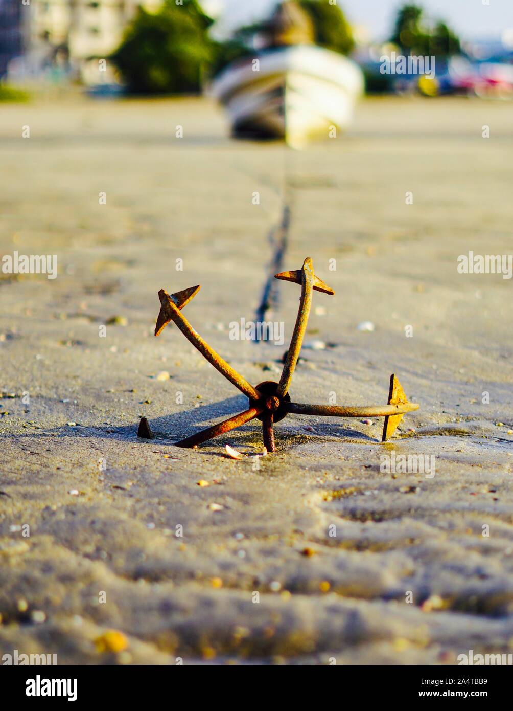 Ancoraggio e dimenticati in barca alla spiaggia Foto Stock