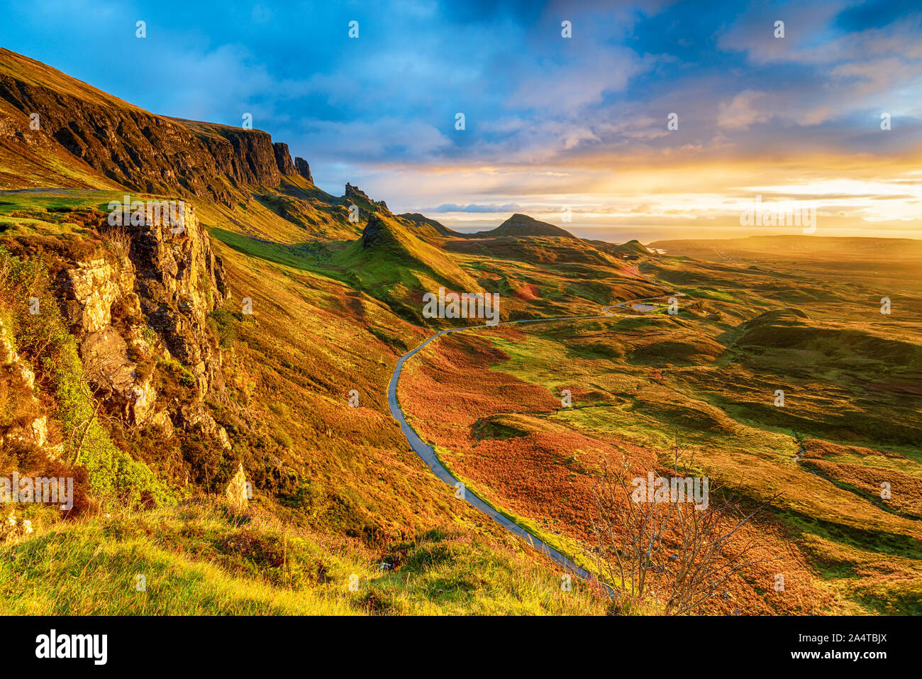 Bellissimo tramonto sull'Quiraing sull'Isola di Skye in Scozia Foto Stock