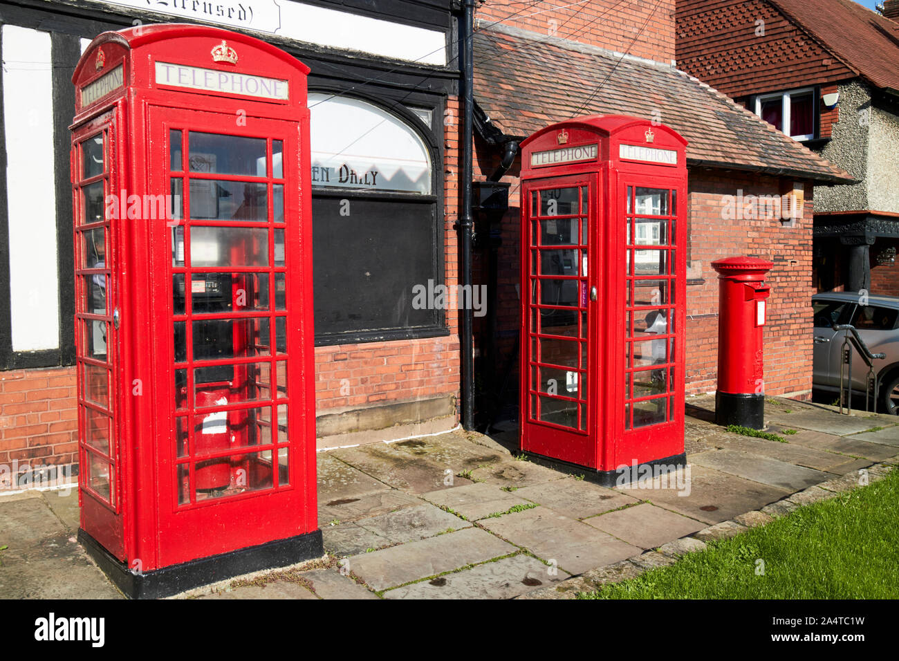 Vecchio rosso bt cabine telefoniche k6 chioschi in area di conservazione di Port Sunlight England Regno Unito Foto Stock