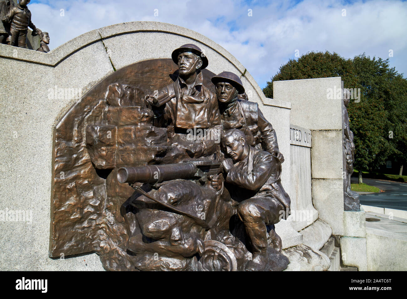 Macchina di fanteria gunner gruppo rilievo bronzo Lapide sul memoriale di guerra nel centro di Port Sunlight England Regno Unito Foto Stock