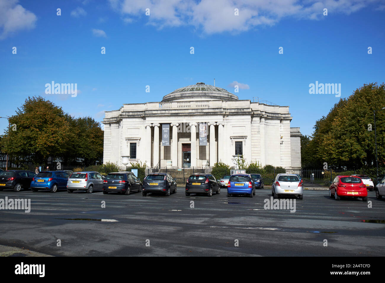 Auto parcheggiate fuori la Lady Lever Art Gallery Port Sunlight England Regno Unito Foto Stock