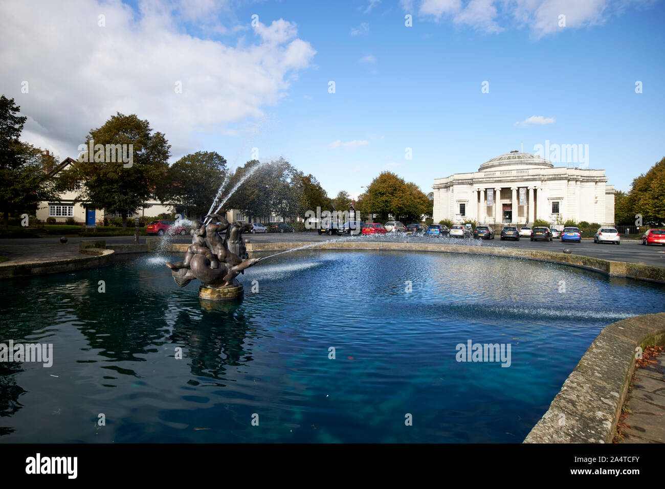 Port Sunlight formale fontana piscina pezzo di mare acqua caratteristica e Lady Lever Art Gallery Port Sunlight England Regno Unito Foto Stock