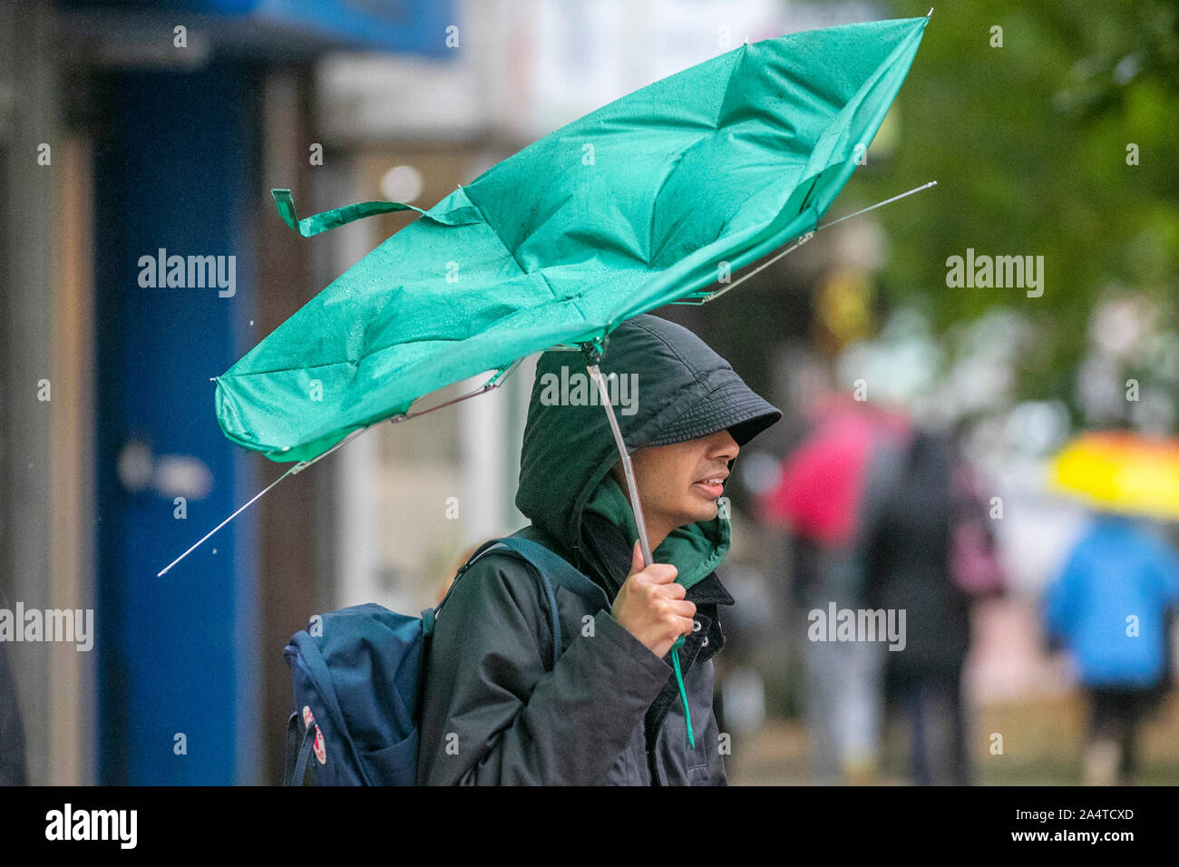 La donna lotta con l'ombrello rotto in una tempesta immagini e fotografie  stock ad alta risoluzione - Alamy