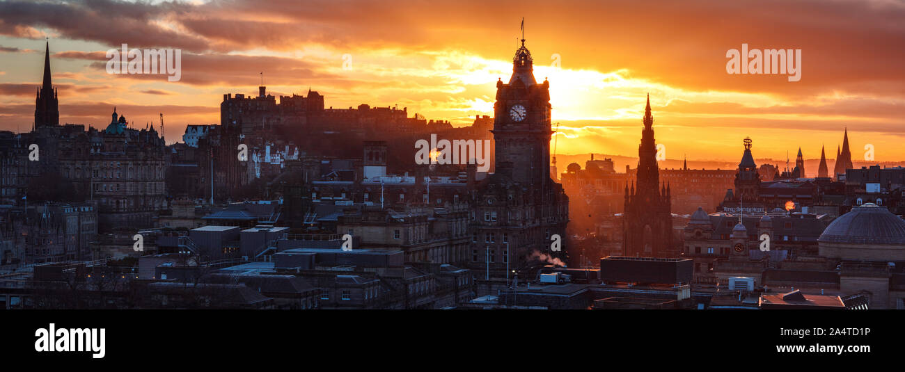 Una classica vista da Calton Hill affacciato sulla skyline di Edimburgo. Foto Stock