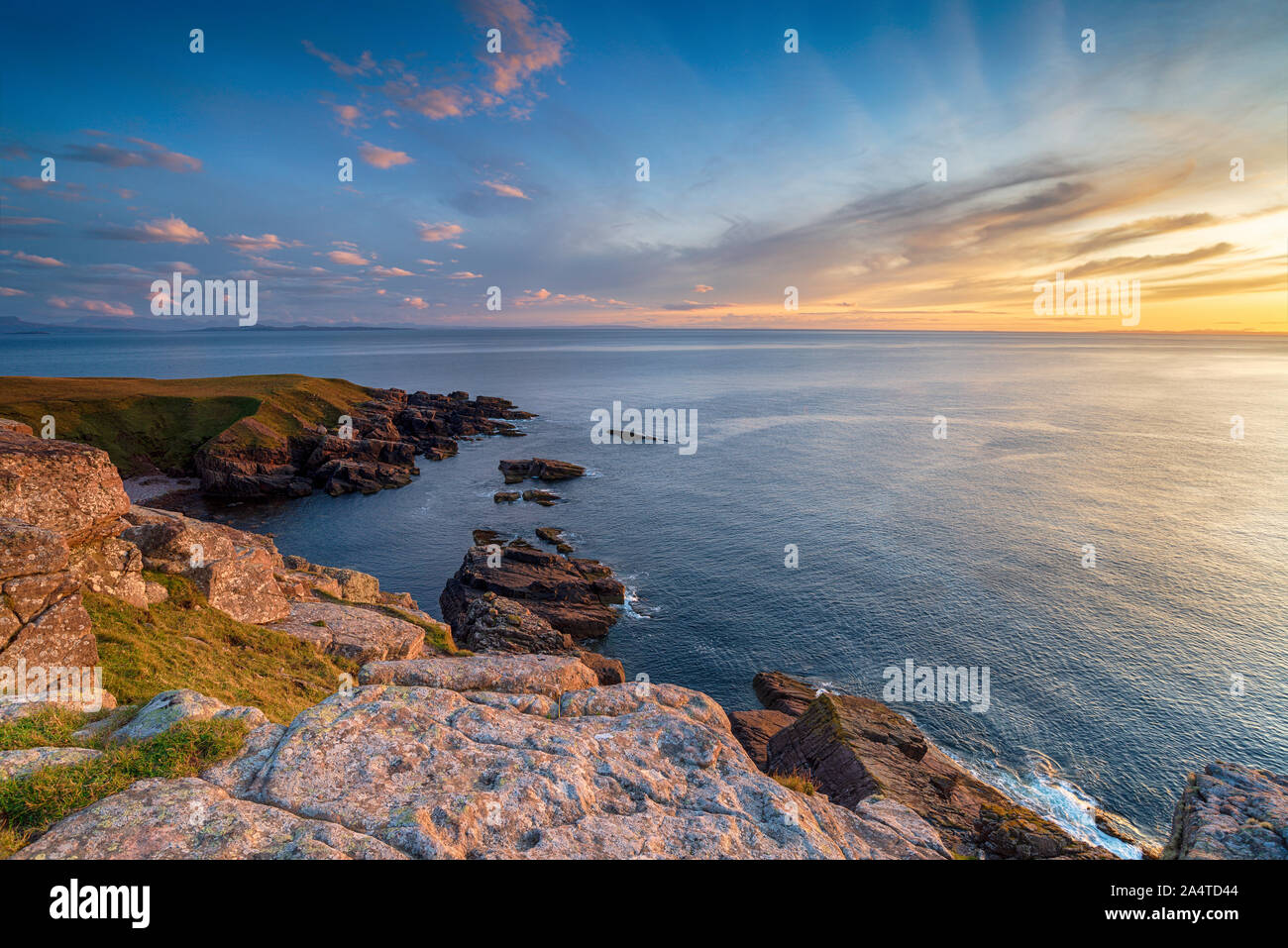 Tramonto dalle scogliere a testa Stoer nel lontano nord ovest delle Highlands scozzesi Foto Stock