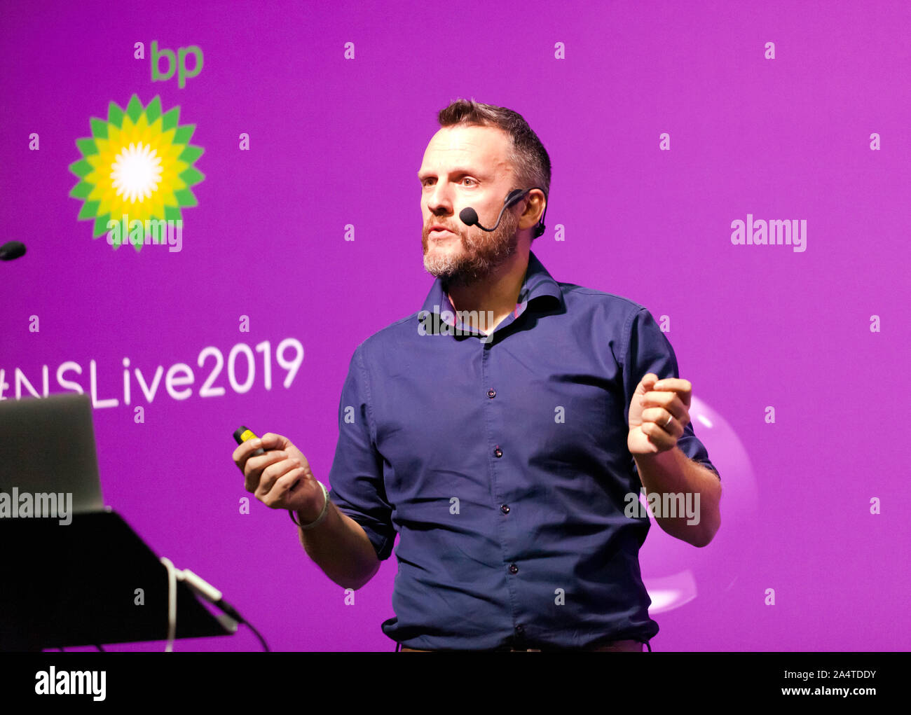 Rob Finn, microbiologo EMBL-Istituto europeo di bioinformatica (EMBL-EBI), dando un discorso intitolato "Conosci il tuo Microbiome', sull'uomo stadio, a New Scientist Live 2019 Foto Stock