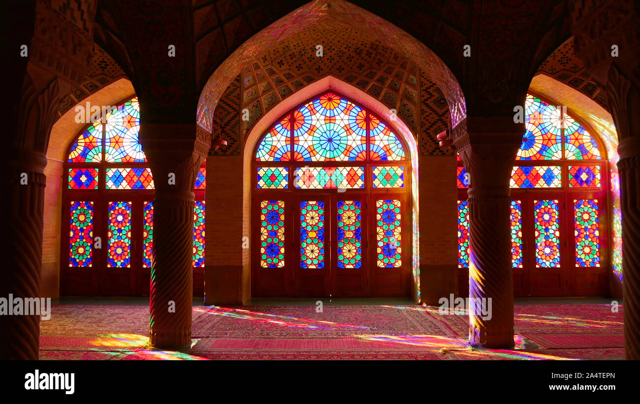 Una mattina dentro il Nasir al-Mulk Mosque (Rosa moschea di Shiraz, Iran. Esattamente a 8 del mattino il sole inizia che splende attraverso la finestra di vetro colorato. Foto Stock