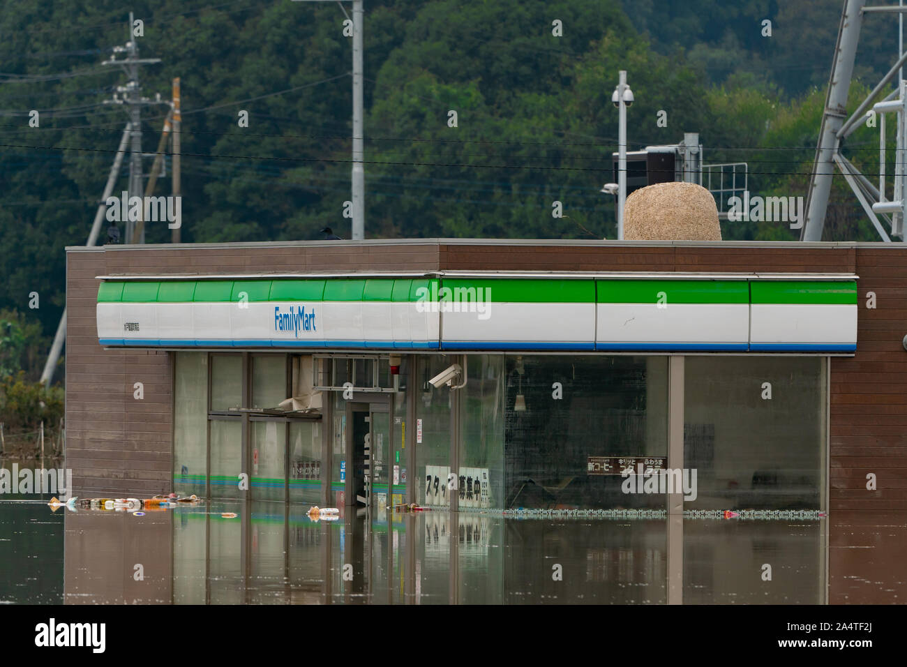 Mito per la città, Giappone. 15 ottobre, 2019. Minimarket Family Mart vicino al mito Kita Interchange allagato da Naka fiume che scorre il tifone HagibisThe vittime aumentano a 48, due giorni dopo il tifone Hagibis passata attraverso il Giappone mentre 15 sono ancora mancanti e più di un centinaio di feriti come migliaia di truppe militari in missioni di soccorso in tutto il paese. Credito: SOPA Immagini limitata/Alamy Live News Foto Stock