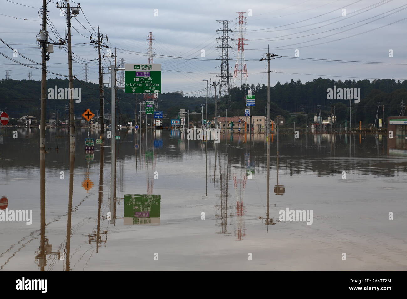 Mito per la città, Giappone. 15 ottobre, 2019. Jorban Expressway Mito Kita Interchange chiuso a causa di Naka allagamenti fluviali.Il numero di morti sale a 48, due giorni dopo il tifone Hagibis passata attraverso il Giappone mentre 15 sono ancora mancanti e più di un centinaio di feriti come migliaia di truppe militari in missioni di soccorso in tutto il paese. Credito: SOPA Immagini limitata/Alamy Live News Foto Stock