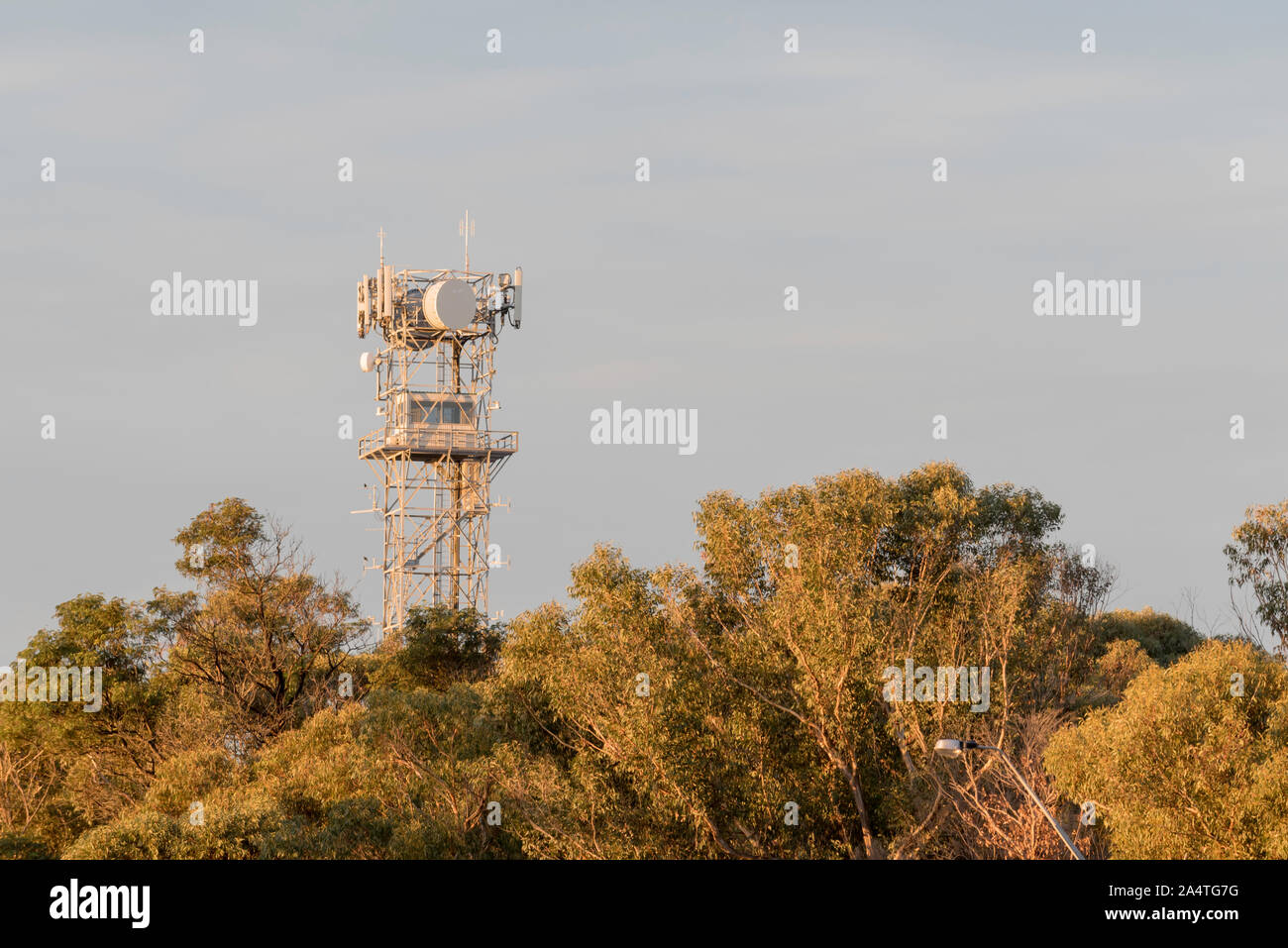 Una boccola di incendio o di incendio di foresta della torre di vedetta A Terrey Hills vicino a Sydney, Nuovo Galles del Sud, Australia funge anche da una torre di comunicazioni Foto Stock