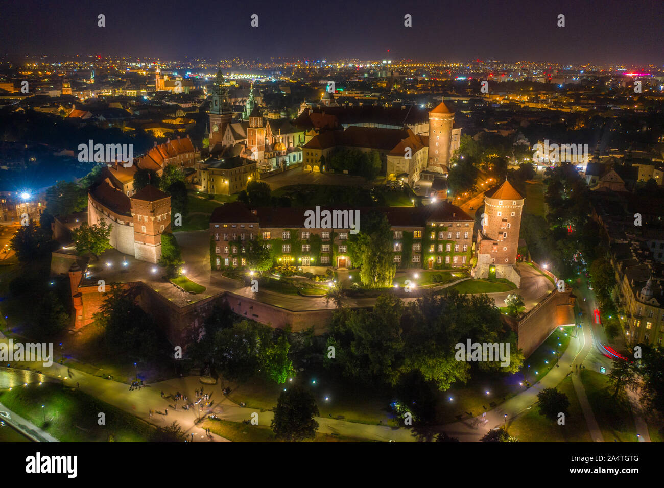 Antenna di notte panorama dalla collina di Wawel a Cracovia con il vecchio più famoso castello polacco. Interessante meta di viaggio - Città vecchia di ex capitale polacca K Foto Stock