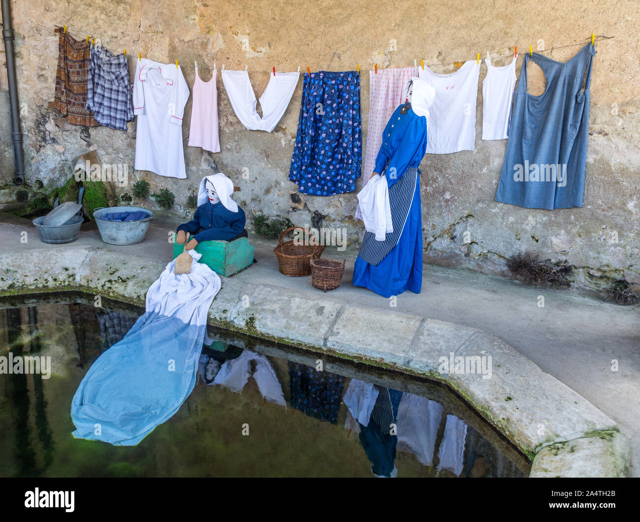 Visualizzazione dei vestiti vecchi metodi di lavaggio in francese lavoir - Le Petit Pressigny, Francia. Foto Stock